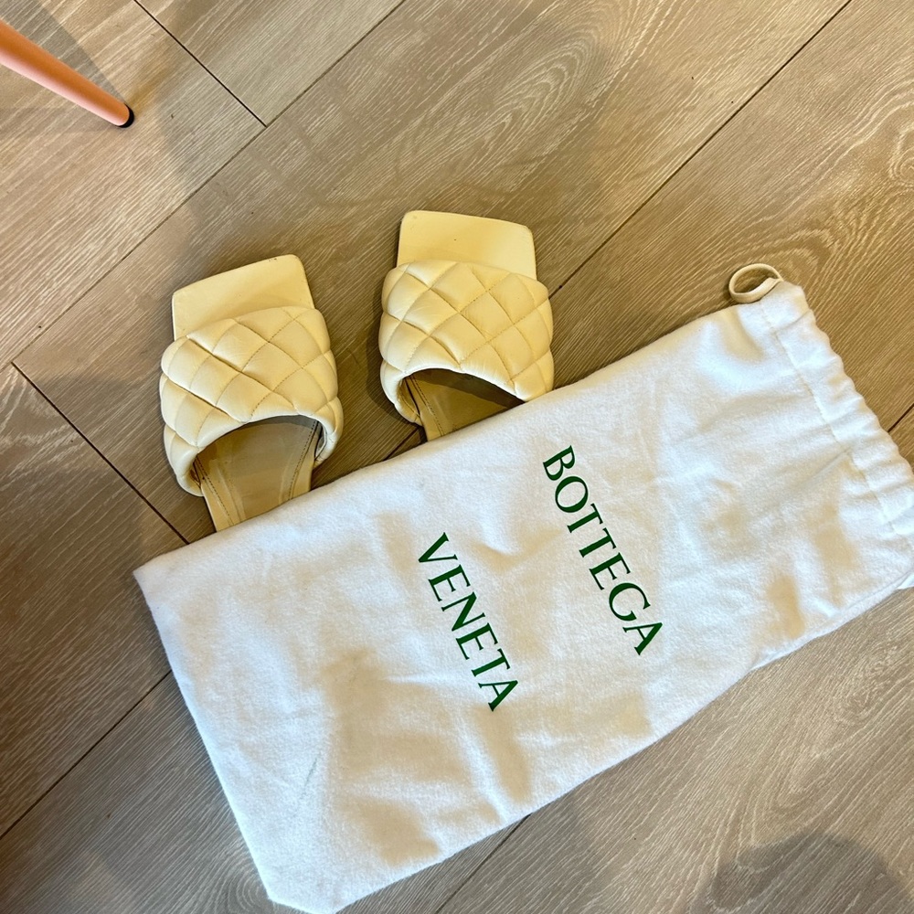 Bottega Veneta Authentic slipper in off white. Retail Price is 1200$